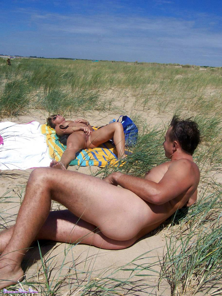 Нудисты На Пляже Подглядывать
