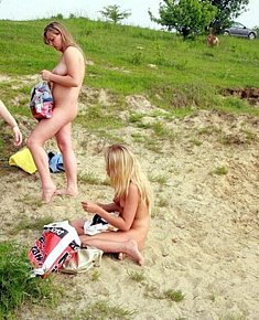 lovely young nymphomaniac exposes their pussy FKK beach