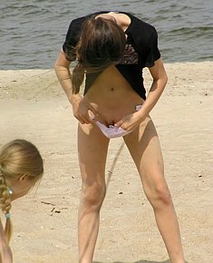 liberated nudist girls takes sun-bath at beach among men