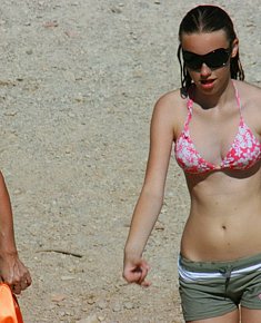 undressed naturist chicks completely undresses on orient beach